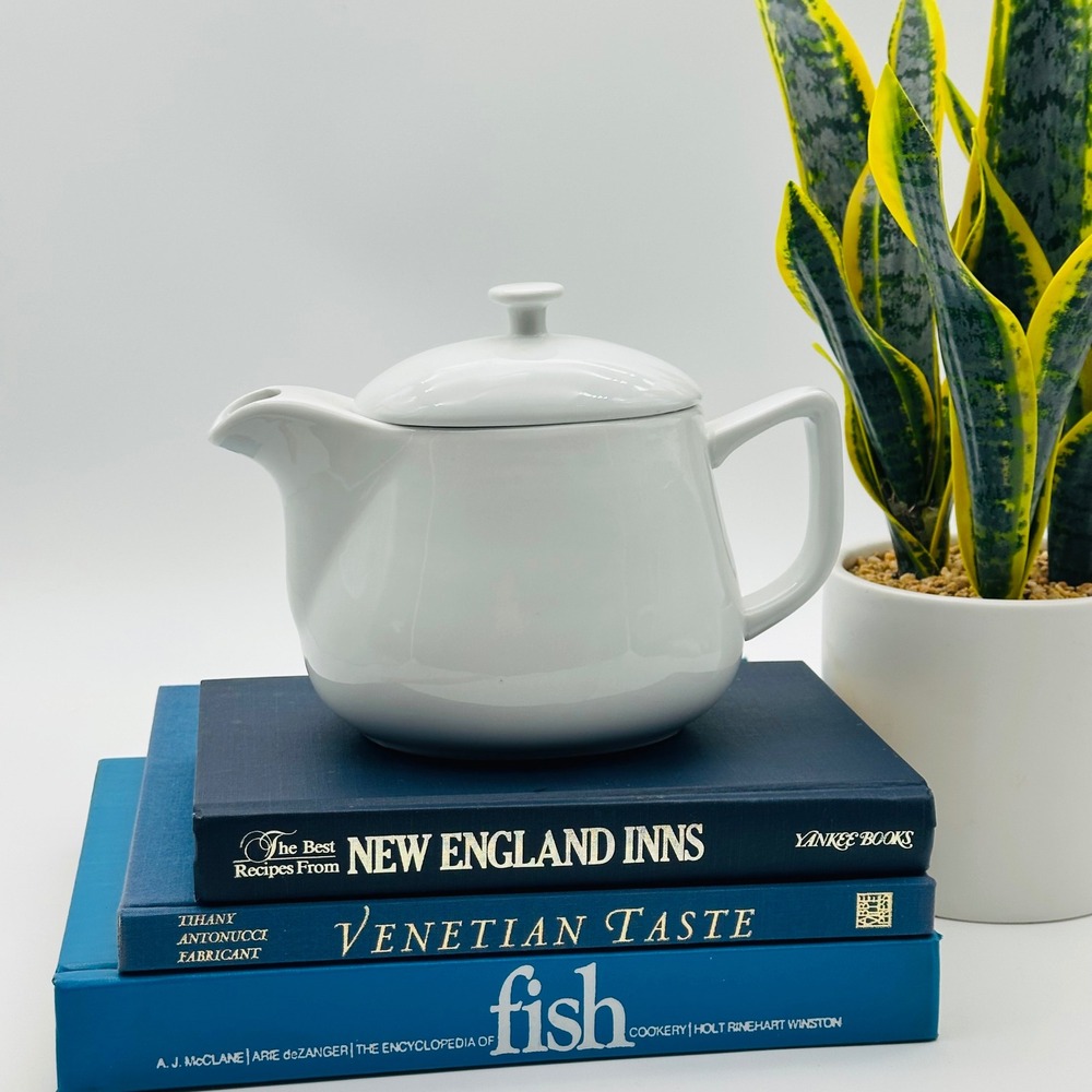 CHEFS White Porcelain Teapot Minimalist Microwave and Dishwasher Safe